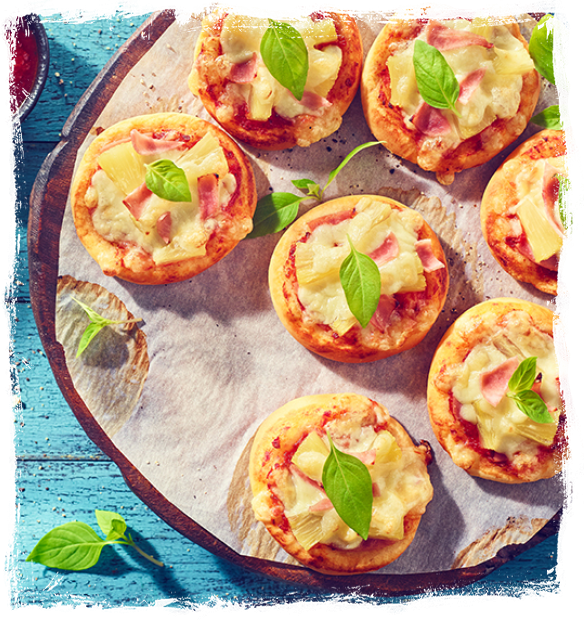 HAWAIIAN MINI PIZZAS WITH PINEAPPLE AND HAM