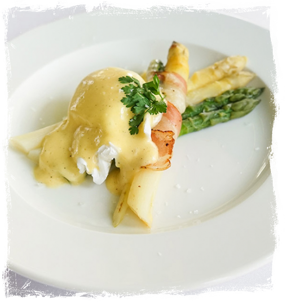 ASPARAGUS WITH POACHED EGG AND HOLLANDAISE SAUCE