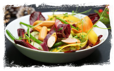 SAŁATKA Z CHRUPIĄCYCH WARZYW Z MINI PARÓWKAMI