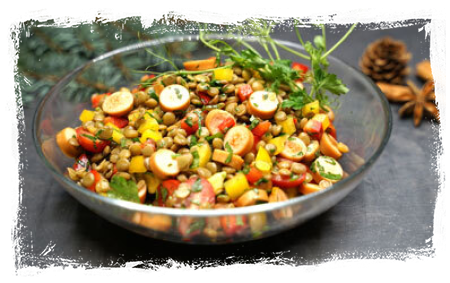 SAŁATKA Z SOCZEWICY Z PODSMAŻANYMI PARÓWKAMI SOKOLIKI