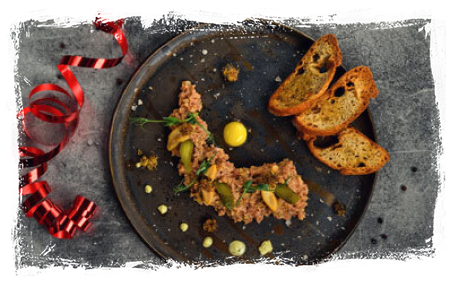 TATAR WOŁOWY PODAWANY Z GRZANKAMI