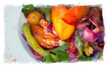 Salad with caramelized fruits
