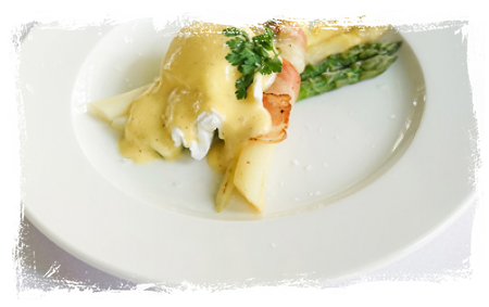 ASPARAGUS WITH POACHED EGG AND HOLLANDAISE SAUCE